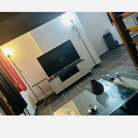 Beau Lumineux A 2mn A Pied Du Tramway. Apartment Lourches